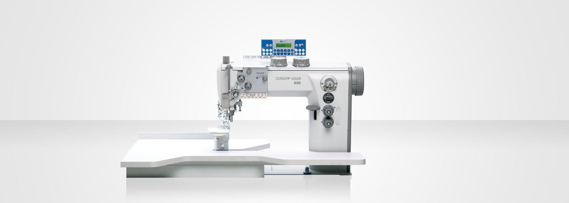 Finishing armholes and simultaneous trimming machine